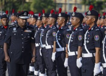 HUSSEIN Omar Khan memeriksa perbarisan semasa Majlis Perbarisan Tahun ke-7 Polis Bantuan Sime Darby Property Berhad di Padang Kawat Universiti Putra Malaysia (UPM), Serdang, hari ini. - UTUSAN/AMIR KHALID