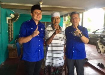 MOHD. Nizar Najib (kiri) dan Ahmad Razif Abdul Rahman (kanan) bersama salah seorang veteran UMNO di Kampung Seberang Takir, Kuala Nerus, petang ini. - UTUSAN/DANISH  YUSOFF