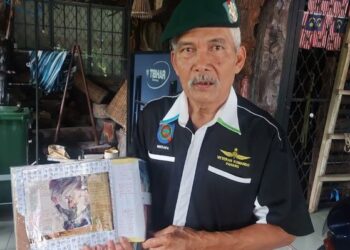 MUSTAFA Taib menunjukkan gerakan mendaki bukit berbatu dalam Operasi Selamat Sawadee tahun 1979. - UTUSAN/SALEHUDIN MAT RASAD