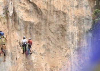 MUHAMMAD Amirul Baharti bersama beberapa pendaki dari Itali dan tempatan berjaya meneroka laluan baharu dan menetapkan aspek-aspek keselamatan di Bukit Keteri Selatan, Perlis semalam.- UTUSAN/MOHD. SAFUAN SALAHUDIN