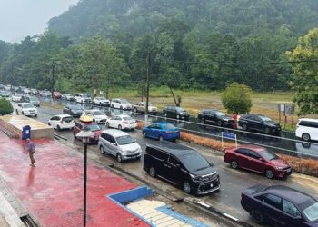 KEADAAN di Jalan Kaki Bukit-Wang Kelian, Perlis sesak dengan kenderaan yang ingin memasuki Thailand berikutan musim cuti sekolah sudah bermula. - UTUSAN/ASYRAF MUHAMMAD