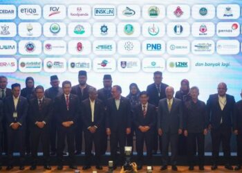 ANWAR Ibrahim bergambar bersama barisan Ketua Pegawai Eksekutif bank-bank yang terlibat pada Majlis Jalinan Kerjasama iTEKaD di Sasana Kijang, Kuala Lumpur, hari ini. - UTUSAN/SHIDDIEQIIN ZON