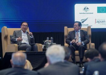 ANWAR Ibrahim (kiri) menjawab soalan ketika hadir pada Persidangan Meja Bulat Ke-36 Asia Pasifik di Hotel Hilton di sini, hari ini.  Turut sama, Pengerusi Institut Kajian Strategik dan Antarabangsa (ISIS) , Professor Dr. Mohd. Faiz Abdullah. -UTUSAN/ FARIZ RUSADIO