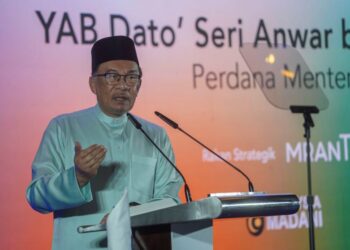 ANWAR Ibrahim  ketika berucap merasmikan Sidang Kemuncak Tahun Pengkomersialan Malaysia 2023 di Pusat Persidangan dan Acara Connexion, Kuala Lumpur, hari ini. - FARIZ RUSADIO