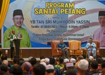 MUHYIDDIN Yassin (kiri) menyampaikan ucapan pada Program Santai Petang di Kuala Nerus, petang tadi. - UTUSAN/PUQTRA HAIRRY ROSLI