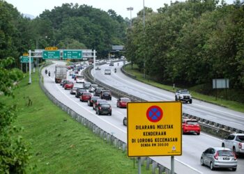 ALIRAN trafik tinggi berhampiran susur keluar Lebuh Raya Utara-Selatan(PLUS) arah utara susulan orang ramai yang mahu pulang ke kampung halaman bagi menunaikan tanggungjawab untuk mengundi sempena Pilihan Raya Negeri esok. - UTUSAN/ZULFACHRI ZULKIFLI
