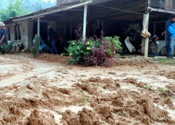 KESAN banjir lumpur di halaman rumah penduduk Kampung Anak Kurau Seberang, Batu Kurau , Larut akibat pembinaan jalan berdekatan kampung tersebut. - UTUSAN/WAT KAMAL ABAS