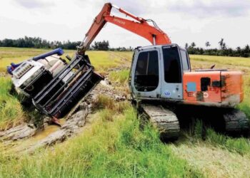 JENTUAI yang terbenam akibat tanah jerlus terpaksa ditarik keluar dari sawah menggunakan traktor ketika tinjauan di Tanjung Piandang, Parit Buntar. – UTUSAN/WAK KAMAL ABAS