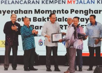 MOHAMAD Sarif Long menerima momento penghargaan daripada Perdana Menteri di Gerik. - UTUSAN/WAT KAMAL ABAS