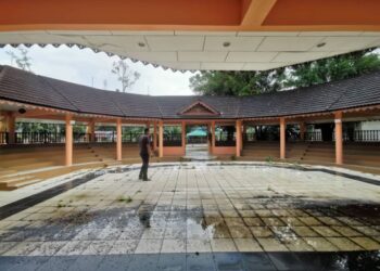KEADAAN resort di Kompleks Sejarah Pasir Salak yang perlu dibaik pulih. - UTUSAN/AIN SAFRE BIDIN