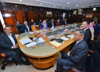 AMINUDDIN Harun bergambar bersama barisan Ahli Majlis Mesyuarat Kerajaan Negeri Sembilan selepas mempengerusi Mesyuarat Exco  Pertama Bagi Penggal Dewan Undangan Negeri (DUN) Ke-15 itu di Wisma Negeri di Seremban hari ini.-UTUSAN/MOHD. SHAHJEHAN MAAMIN.
