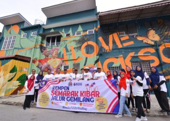 ZAMRI Mohd. Esa (enam dari kiri) bersama peserta Program Kempen Semarak Kibar Jalur Gemilang bergambar berlatar belakang lukisan mural di Port Dickson hari ini.-UTUSAN/MOHD. SHAHJEHAN MAAMIN.