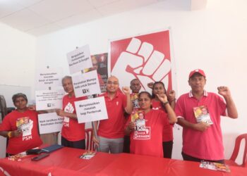 JEYAKUMAR (dua dari kiri) ketika majlis pelancaran manifesto calon PSM DUN Dengkil, Darren Ong di Dengkil Selangor.