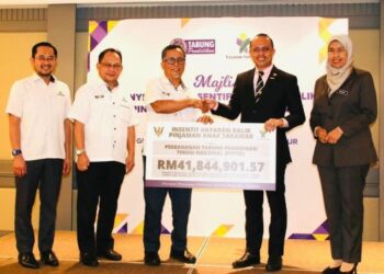 MERSAL Abang Rosli (tiga dari kiri) menyerahkan replika cek berjumlah RM41.84 juta daripada Yayasan Sarawak kepada Ahmad Dasuki Abdul Majid di Kuala Lumpur, baru-baru ini.