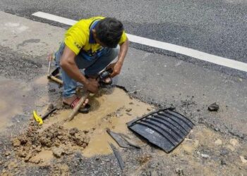 PETUGAS Syarikat Air Perlis (SAP) membaiki  kebocoran paip 
di kawasan Surau Batu 16, Titi Tinggi, Padang Besar, Perlis. – UTUSAN