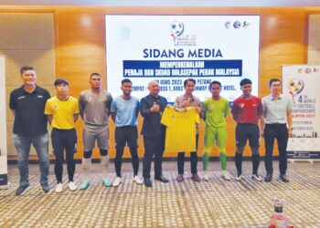 ADAM Adli Abd. Halim (empat dari kanan) bersama beberapa pemain skuad kebangsaan yang menerima penajaan Cheetah untuk jersi Malaysia. – UTUSAN/AIZAWATI AHMAD
