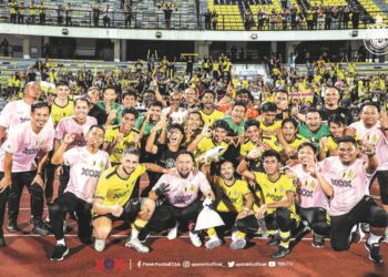 PEMAIN Perak FC meraikan kejayaan menumpaskan Kedah 3-1 dalam perlawanan pertama, pusingan 16 akhir Piala Malaysia di Stadium Perak, Ipoh kelmarin. – IHSAN PERAK FOOTBALL CLUB