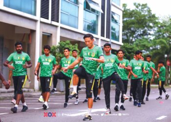 PEMAIN Perak FC menjalani latihan di sekitar hotel penginapan pasukan di Johor Bharu semalam menjelang pertemuan menentang JDT malam ini. - IHSAN PERAK FOOTBALL CLUB
