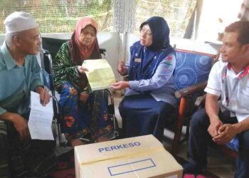 DRAMAN Tuan Rahim (kiri) dan isteri, Hadijah Mat Kasim (dua kiri) menerima kunjungan Farihah Che Husin di Kampung Pasir Dula, Hulu Terengganu, hari ini. – UTUSAN/NOOR HAYATI MAMAT