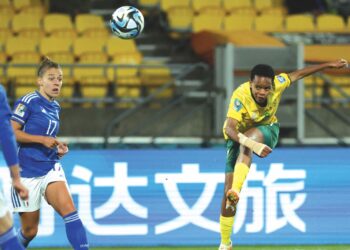 HILDAH Magaia (kanan) mahu menggunakan imbuhan lumayan yang diterima dalam Piala Dunia Wanita untuk menyara keluarga. - AFP