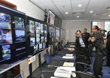 RAZARUDIN Husain melakukan pemantauan penugasan Op Cantas melalui tele sidang di beberapa lokasi pembuangan undi bagi Pilihan Raya Negeri (PRN) di enam negeri di pusat kawalan Op Cantas, Bukit Aman.