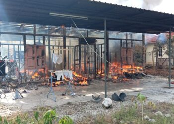 KEADAAN rumah yang terbakar menyebabkan seorang remaja OKU rentung di Seri Manjung. - UTUSAN/JBPM PERAK