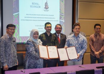 AINU Sham Ramli (dua dari kiri) bersama Pengarah Urusan Royal Selangor Malaysia, Yong Yoon Li (dua dari kanan) bergambar selepas memorandum persefahaman  ditandatangani yang disaksikan oleh Timbalan Menteri Pelancongan, Seni dan Budaya, Khairul Firdaus Akbar Khan (tengah) di Royal Selangor Visitor Centre, Setapak di sini hari ini. -UTUSAN/AMIR KHALID