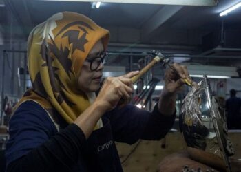 SEBAHAGIAN aktiviti pembuatan piuter yang dipamerkan ketika Majlis Pelancaran Koleksi Heritage Royal Selangor di Royal Selangor Visitor Centre, Setapak di sini hari ini.-UTUSAN/AMIR KHALID