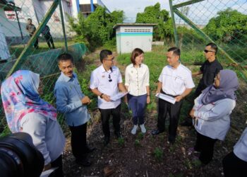 AKMAL Nasrullah Mohd. Nasir (tiga dari kiri) mendengar penerangan pegawai MPKK berkenaan projek perumahan terbengkalai Taman Mayang Fasa 2 di Kuala  Kangsar. - UTUSAN/FADZIL ZAINOL