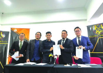 ROZAIMI Rahamat (tengah) bersama barisan peguamnya dalam sidang akhbar mengenai saman terhadap pemilik Kelantan FC, Norizam Tukiman di Kuala Lumpur semalam.