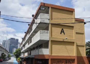 SEBAHAGIAN besar kekotoran di kediaman tinggi itu disebabkan sikap penghuni mencampuradukkan sampah.