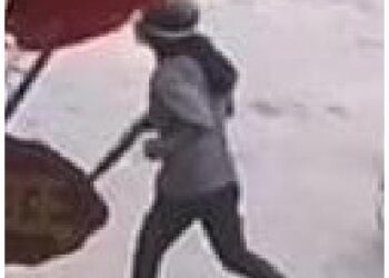 GAMBAR suspek yang dirakam CCTV selepas menyamun sebuah butik produk kecantikan di Batu Gajah, semalam.- UTUSAN