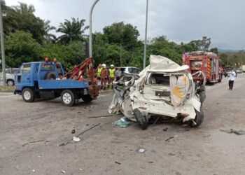 KERETA Perodua Myvi dinaiki pasangan suami isteri yang terlibat nahas di persimpangan lampu isyarat MRSM Lenggong semalam. - UTUSAN