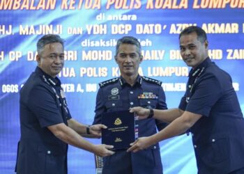 MOHD. Shuhaily Mohd. Zain (tengah) menyaksikan pertukaran dokumen serah tugas pada Majlis Serah Terima Tugas Jawatan Timbalan Ketua Polis Kuala Lumpur di antara SAC Habibi Majinji (kiri) dan Azry Akmar Ayob (kanan) di Ibu Pejabat Polis Kontinjen Kuala Lumpur, hari ini. - UTUSAN/AMIR KHALID