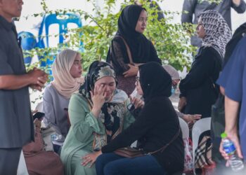 ANTARA waris mangsa dan ahli keluarga yang hadir di pekarangan Jabatan Forensik, Hospital Tengku Ampuan Rahimah (HTAR) Klang. -UTUSAN/AFIQ RAZALI