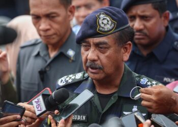 RAZARUDIN Husain memberikan taklimat kepada waris-waris mangsa nahas pesawat yang hadir di pekarangan Jabatan Forensik, Hospital Tengku Ampuan Rahimah (HTAR) Klang, semalam. -UTUSAN/AFIQ RAZALI