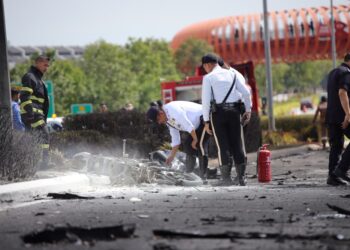 KEADAAN lebuh raya selepas sebuah pesawat dipercayai terhempas dan menghentam sebuah motosikal di Elmina, Seksyen U16 Shah Alam, Selangor. -UTUSAN/SADDAM YUSOFF