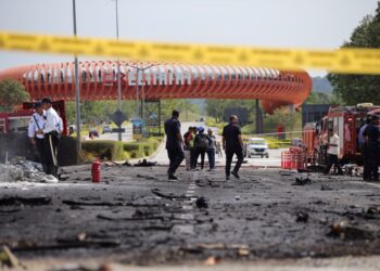 KEADAAN lebuh raya selepas sebuah pesawat dipercayai terhempas dan menghentam sebuah motosikal di Elmina, Seksyen U16 Shah Alam, Selangor. -UTUSAN/SADDAM YUSOFF