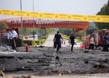 KEADAAN lebuhraya selepas sebuah pesawat dipercayai terhempas dan menghentam sebuah motosikal di Elmina, Seksyen U16 Shah Alam, Selangor. -UTUSAN/SADDAM YUSOFF