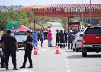 Persimpangan Elmina ditutup sementara berikutan pesawat terhempas di kawasan kediaman Elmina di Seksyen U16, Shah Alam, petang tadi.