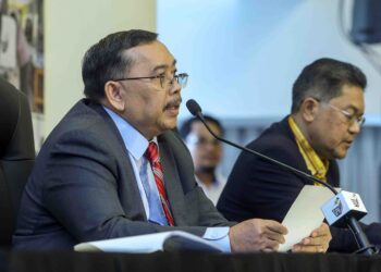 ABDUL Ghani Salleh mengadakan sidang akhbar tentang pilihan raya kecil Parlimen Pulai dan Dewan Undangan Negeri Simpang Jeram di Putrajaya, semalam. - UTUSAN/FAISOL MUSTAFA