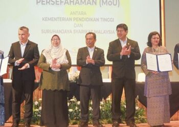 FUZIAH Salleh (tiga dari kiri) bersama Mohammad Yusof Apdal (tengah) menyaksikan majlis menandatangani memorandum persefahaman di antara Ketua Pegawai Eksekutif Suruhanjaya Syarikat Malaysia, Datuk Nor Azimah Abdul Aziz (kiri); Ketua Pengarah Jabatan Pendidikan Politeknik dan Kolej Komuniti, Dr. Zahari Ismail (kanan) dan Ketua Pengarah Pendidikan Tinggi, Prof. Dr. Azlinda Azman (dua dari kanan) pada majlis Menandatangani Memorandum Persefahaman di antara SSM dan KPT, hari ini. - UTUSAN/MOHD. FARIZWAN HASBULLAH