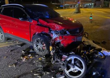 KEADAAN kenderaan SUV dan motosikal yang dinaiki kedua-dua mangsa selepas bertembung di persimpangan lampu isyarat USJ/Hicom Persiaran Klang, Subang Jaya, semalam.