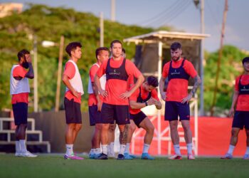 PEMAIN Sabah FC melakukan persiapan akhir di Kota Kinabalu semalam untuk menghadapi kunjungan pendahulu Liga Super, JDT malam ini. - IHSAN SABAH FC