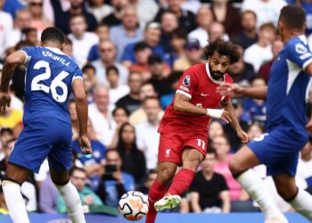 AKSI Mohamed Salah (tengah) ketika menentang Liverpool dalam perlawanan Liga Perdana Inggeris di London kelmarin. - AFP