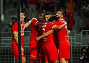 PEMAIN Selangor meraikan jaringan Ayron del Valle (dua, kanan) dalam aksi Piala Malaysia menentang PDRM FC malam ini. - IHSAN SELANGOR FC