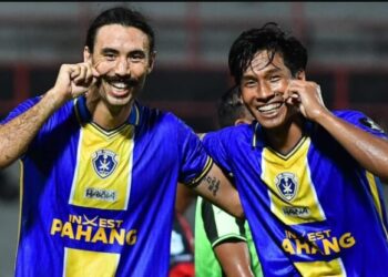 DAVID Rowley (kiri) meraikan gol pertama Sri Pahang bersama Syazwan Andik Ishak ketika bertemu Harini FT pada aksi pertama pusingan 16 terakhir Piala Malaysia di Stadium Tuanku Abdul Rahman, Paroi malam ini. – IHSAN SRI PAHANG
