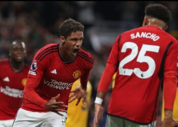 RAPHAEL Varane meraikan jaringannya ketika membantu Manchester United menewaskan Wolverhampton 1-0. - IHSAN MANCHESTER UNITED