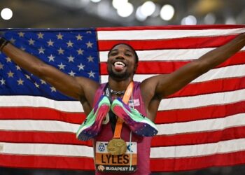 Noah Lyles meraikan kejayaan muncul juara 200m pada Kejohanan Dunia di Budapest. - AFP