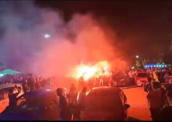 SEGELINTIR penyokong Kelantan FC membakar suar di luar Stadium Sultan Muhammad IV, Kota Bharu selepas pasukan itu dibelasah 2-11 oleh Selangor malam tadi. - MEDIA SOSIAL